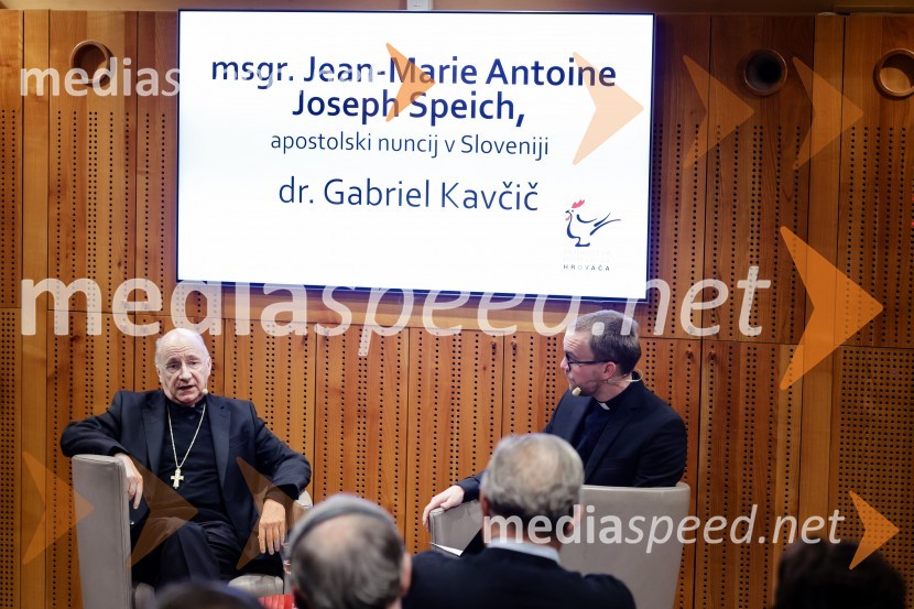 Msgr. Jean-Marie Antoine Joseph Speich, apostolski nuncij; dr. Gabriel Kavčič, tiskovni predstavnik Slovenske škofovske konference Msgr. Jean-Marie Antoine Joseph Speich, gost v skednju Škrabčeve domačije