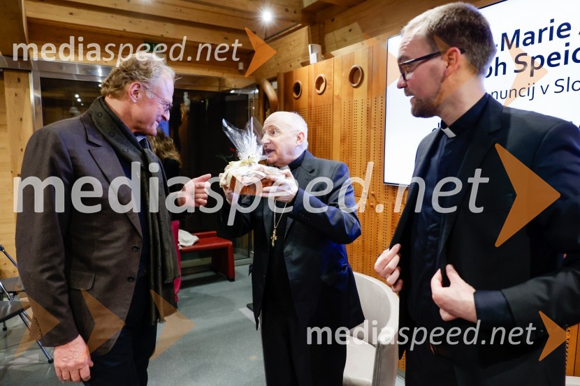  Janez  Škrabec, direktor Riko d.o.o.; Msgr. Jean-Marie Antoine Joseph Speich, apostolski nuncij; dr. Gabriel Kavčič, tiskovni predstavnik Slovenske škofovske konference Msgr. Jean-Marie Antoine Joseph Speich, gost v skednju Škrabčeve domačije