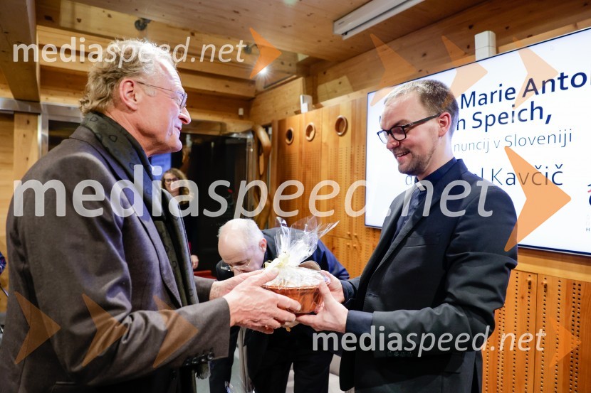  Janez  Škrabec, direktor Riko d.o.o.; dr. Gabriel Kavčič, tiskovni predstavnik Slovenske škofovske konference Msgr. Jean-Marie Antoine Joseph Speich, gost v skednju Škrabčeve domačije