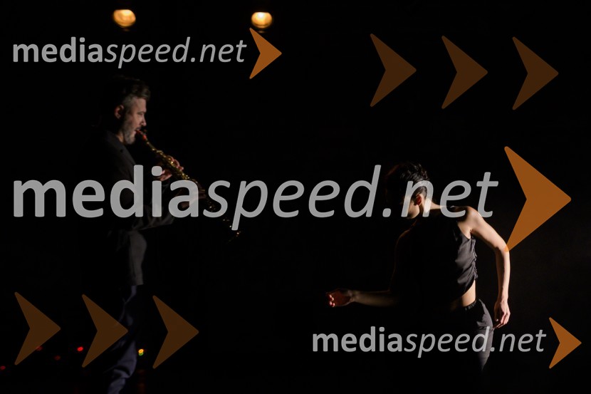  Jure Pukl, glasbenik;  Urška Centa, plesalka flamenkaNa pragu nevidnega, predstava ob jubileju Lutkovnega gledališča Maribor