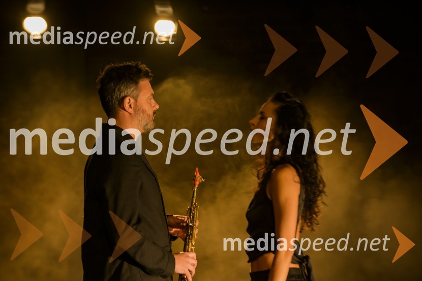  Jure Pukl, glasbenik;  Urška Centa, plesalka flamenkaNa pragu nevidnega, predstava ob jubileju Lutkovnega gledališča Maribor