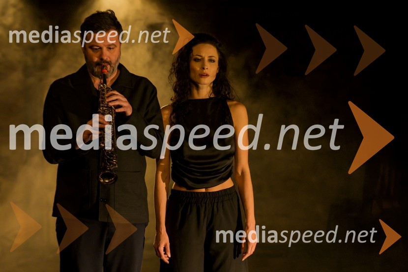  Jure Pukl, glasbenik;  Urška Centa, plesalka flamenkaNa pragu nevidnega, predstava ob jubileju Lutkovnega gledališča Maribor