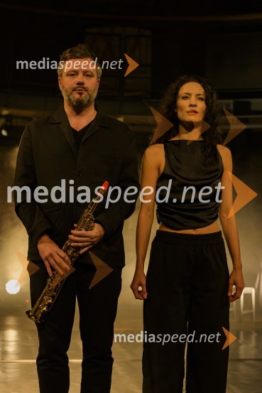  Jure Pukl, glasbenik;  Urška Centa, plesalka flamenkaNa pragu nevidnega, predstava ob jubileju Lutkovnega gledališča Maribor