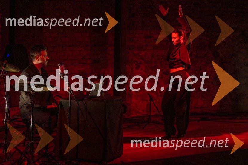  Jure Pukl, glasbenik;  Urška Centa, plesalka flamenkaNa pragu nevidnega, predstava ob jubileju Lutkovnega gledališča Maribor