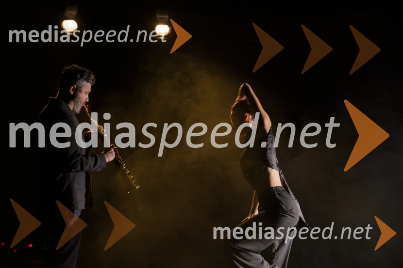  Jure Pukl, glasbenik;  Urška Centa, plesalka flamenkaNa pragu nevidnega, predstava ob jubileju Lutkovnega gledališča Maribor