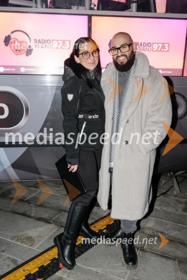  Saša Zadnik, novinarka;  Tilen Lotrič, pevecTradicionalni prižig prazničnih luči na občinski praznik MOK