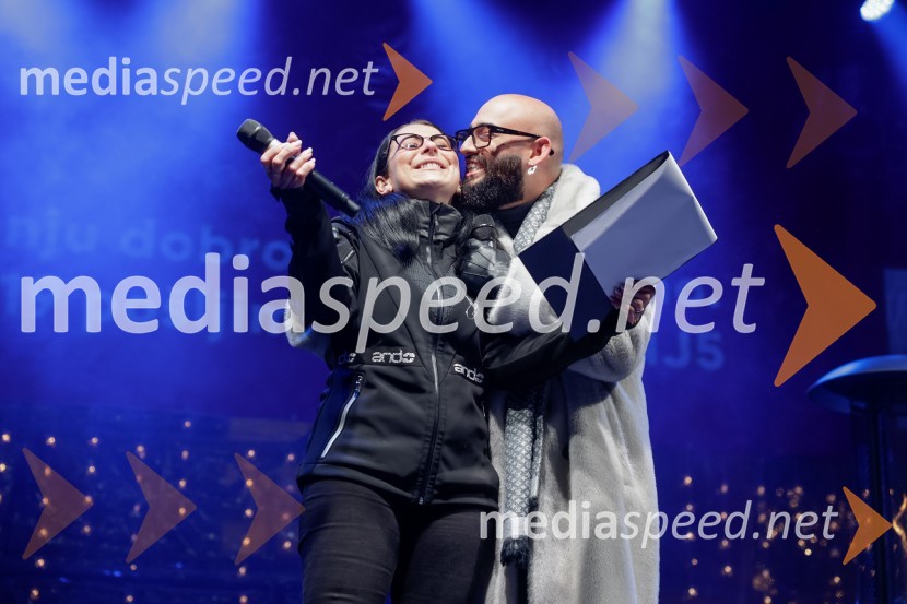  Saša Zadnik, novinarka;  Tilen Lotrič, pevecTradicionalni prižig prazničnih luči na občinski praznik MOK