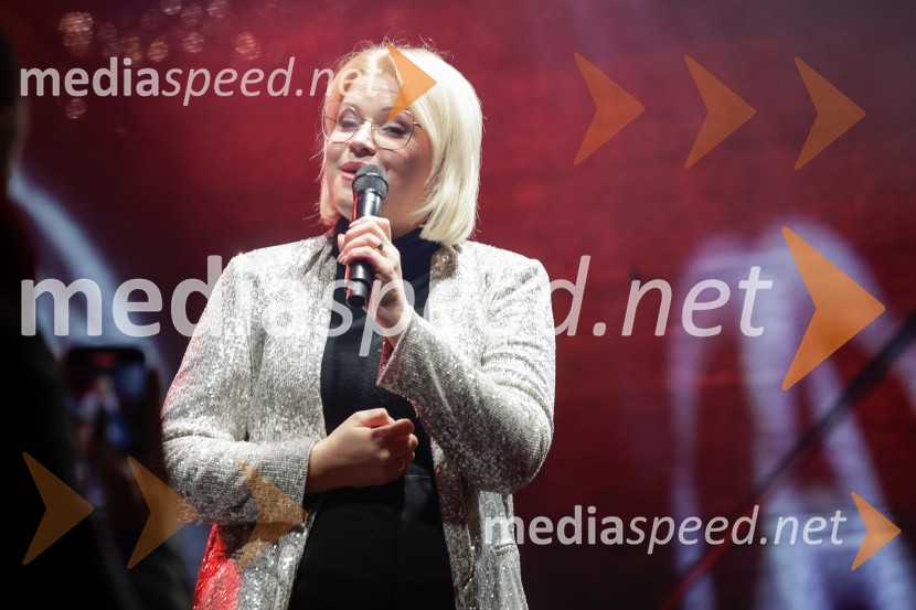  Darja Gajšek, pevka, voditeljicaTradicionalni prižig prazničnih luči na občinski praznik MOK