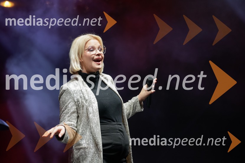  Darja Gajšek, pevka, voditeljicaTradicionalni prižig prazničnih luči na občinski praznik MOK