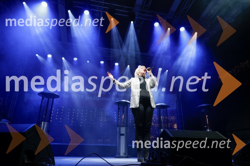  Darja Gajšek, pevka, voditeljicaTradicionalni prižig prazničnih luči na občinski praznik MOK