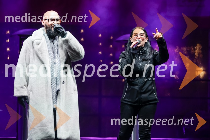  Tilen Lotrič, pevec;  Saša Zadnik, novinarkaTradicionalni prižig prazničnih luči na občinski praznik MOK