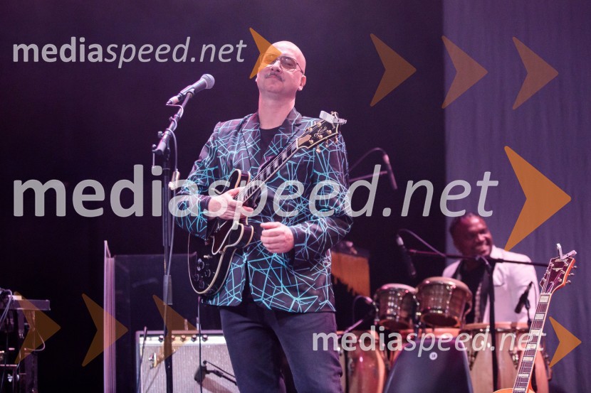  Robert Pikl, kitarist, skupina ManoucheIzštekanih 10: Elevators z Big Bandom RTV Slovenija in gosti