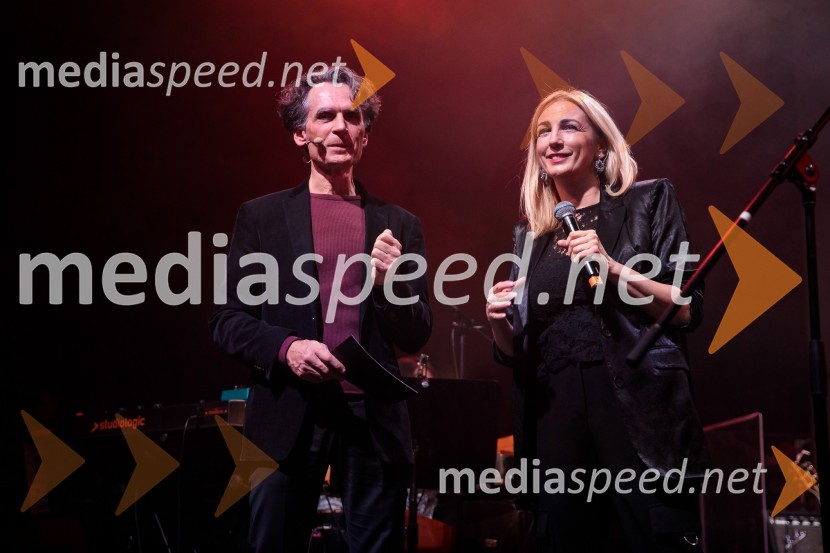  Jure Longyka, moderator;  Lara Šiljevinac, pevka Lara LoveIzštekanih 10: Elevators z Big Bandom RTV Slovenija in gosti