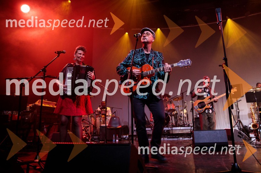  Petra Trobec, glasbenica, skupina Manouche;  Robert Pikl, kitarist, skupina ManoucheIzštekanih 10: Elevators z Big Bandom RTV Slovenija in gosti