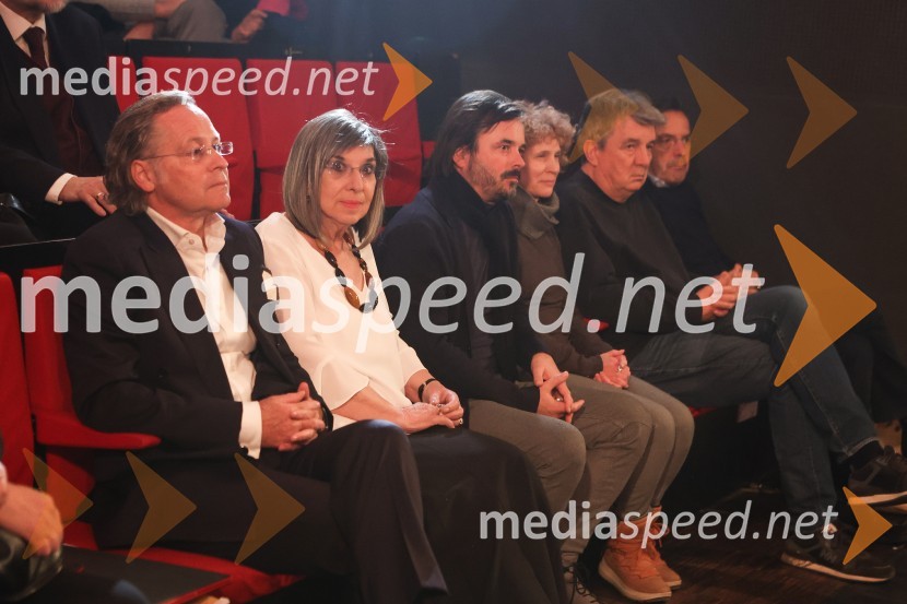  David Sluga, odvetnik;  Svetlana Makarovič, pisateljica;  Rok Žnidaršič, podžupan, Mestna občina Ljubljana in arhitekt;  Jerneja Fischer Knap, arhitektka, Medprostor;  Jožef  ŠkoljčPodelitev plakete ob Prešernovi nagradi Svetlani Makarovič