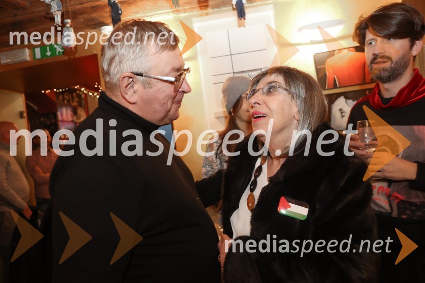  Robert Waltl, direktor, Mini teater;  Svetlana Makarovič, pisateljica;  Tomaž Mihelič - Marlenna, član skupine SestrePodelitev plakete ob Prešernovi nagradi Svetlani Makarovič