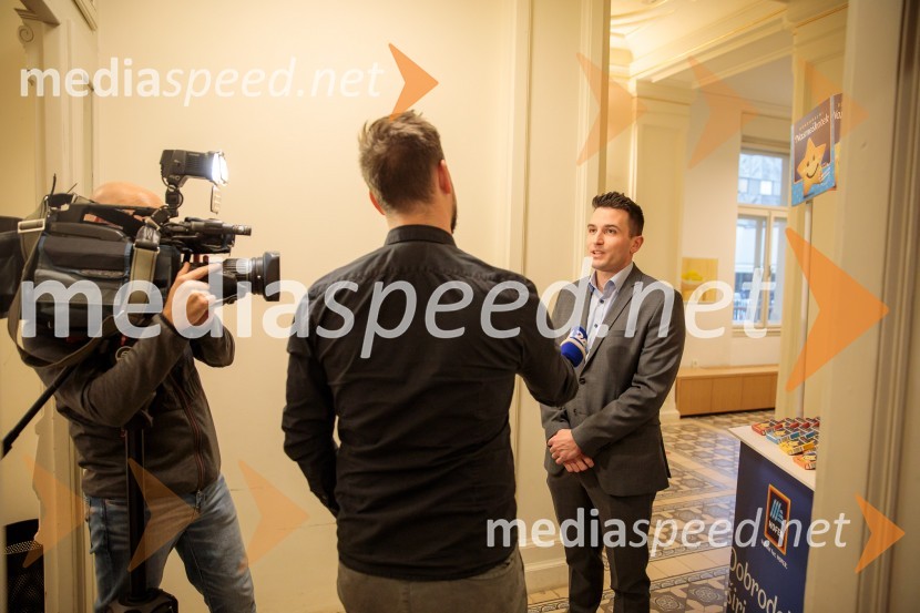 Nasmeškotek širi nasmehe