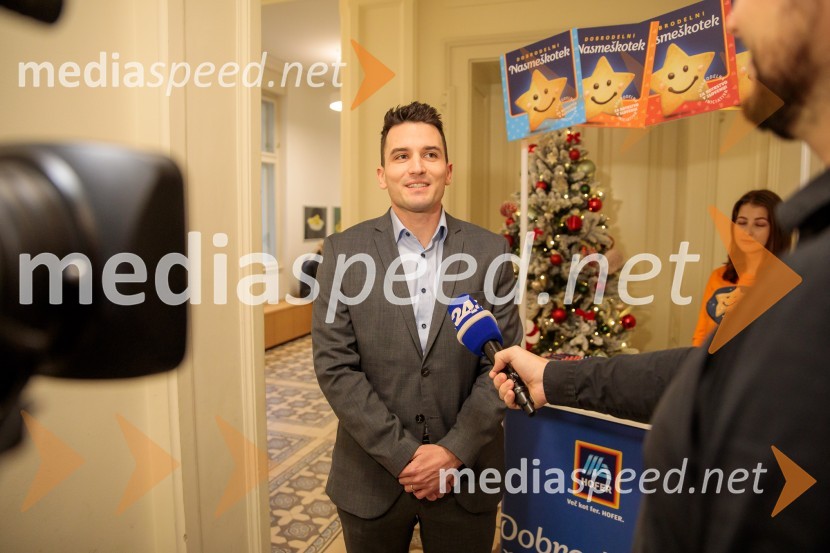 Nasmeškotek širi nasmehe