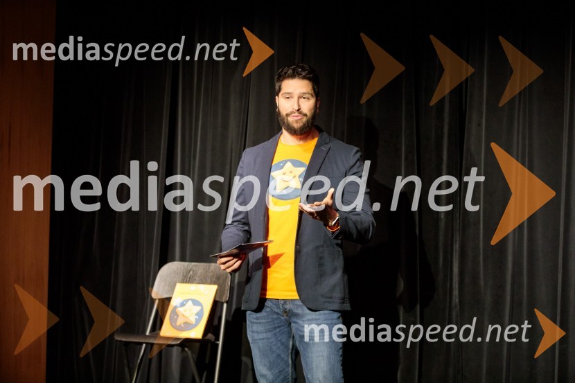 Nasmeškotek širi nasmehe