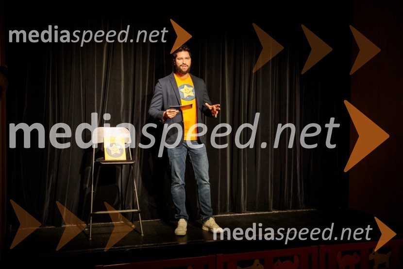 Nasmeškotek širi nasmehe