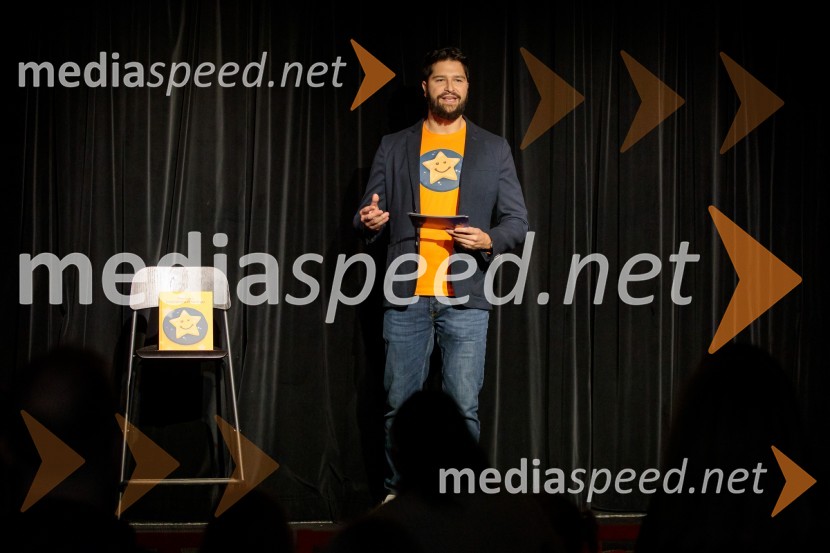 Nasmeškotek širi nasmehe