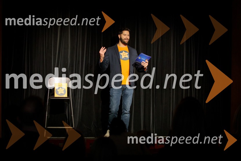 Nasmeškotek širi nasmehe