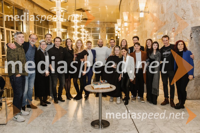  ... ;  Blaž Valič, igralec;  Mirjam Drnovšček, direktorica, SNG Nova Gorica;  Marko Bratuš, umetniški vodja Slovenskega mladinskega gledališča;  Jure Kopušar, igralec;  Medea Novak, igralka;  Ivana Percan Kodarin, igralka;  Matic Hrovat, kostumograf;  Darjan Mihajlović Cerar, scenograf;  Žiga Udir, igralec;  Tijana Zinajić, režiserka, igralka;  Nina  Kuclar Stiković, dramaturginja;  Lada Petrovski Ternovšek, plesalka, koreografinja;  Brigita Gregorič;  ... ;  Anja Pišot, lektorica SNG Nova Gorica;  ... ;  Laren  Polič Zdravič, glasbenik in igralec;  ... Pogovori po seksu, premiera komične drame v SNG Nova Gorica