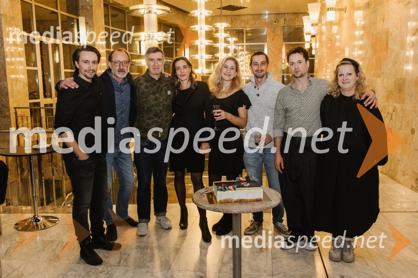  Jure Kopušar, igralec;  Blaž Valič, igralec;  ... ;  Medea Novak, igralka;  Ivana Percan Kodarin, igralka;  Žiga Udir, igralec;  Andrej Zalesjak, igralec;  Tijana Zinajić, režiserka, igralkaPogovori po seksu, premiera komične drame v SNG Nova Gorica