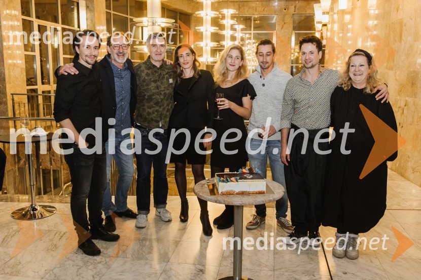  Jure Kopušar, igralec;  Blaž Valič, igralec;  ... ;  Medea Novak, igralka;  Ivana Percan Kodarin, igralka;  Žiga Udir, igralec;  Andrej Zalesjak, igralec;  Tijana Zinajić, režiserka, igralkaPogovori po seksu, premiera komične drame v SNG Nova Gorica