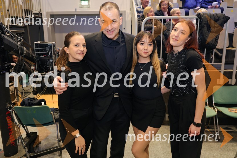  ... ;  Matevž Greifoner;  Alice Mikek;  ... Tradicionalni Silvestrski pozdrav v Mariboru