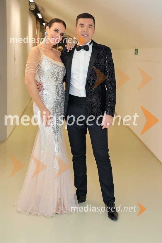  Lorella Flego, slovenska novinarka, modna urednica, televizijska moderatorka;  Mario Galunič, TV voditeljTradicionalni Silvestrski pozdrav v Mariboru