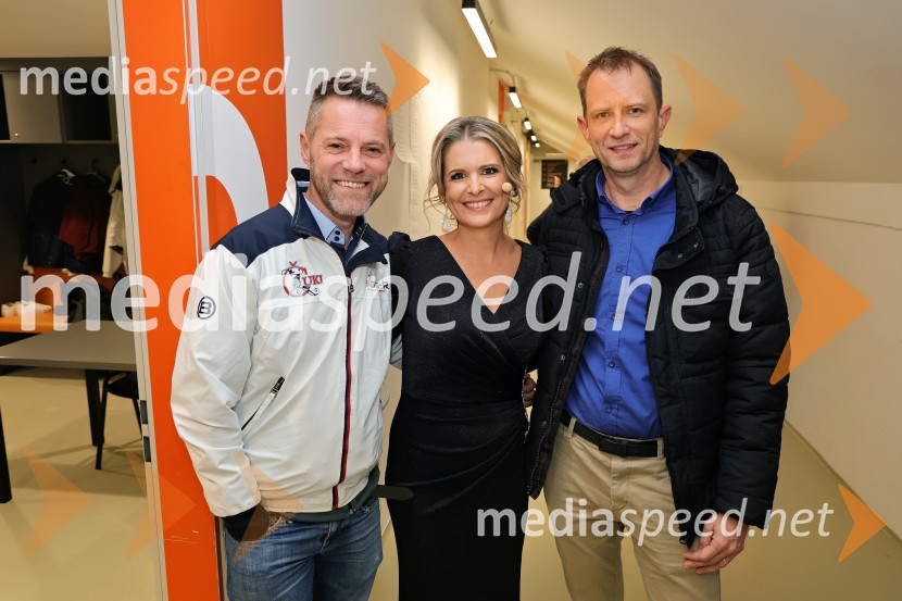  ... ;  Bernarda Žarn, voditeljica;  ... Tradicionalni Silvestrski pozdrav v Mariboru