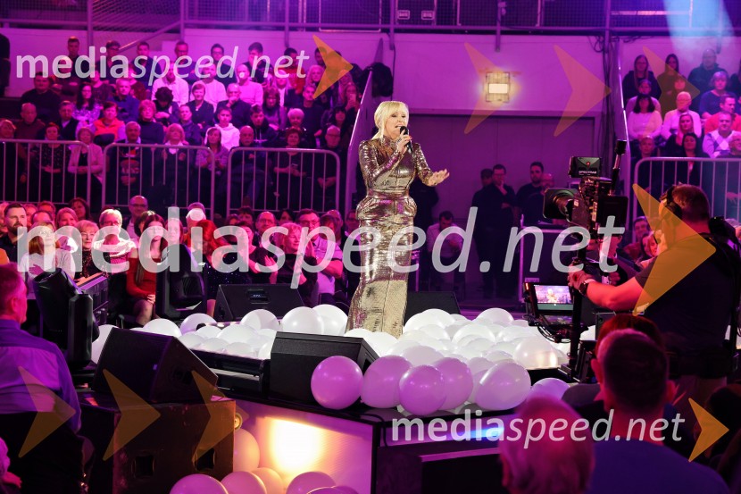  Nuša Derenda, pevkaTradicionalni Silvestrski pozdrav v Mariboru