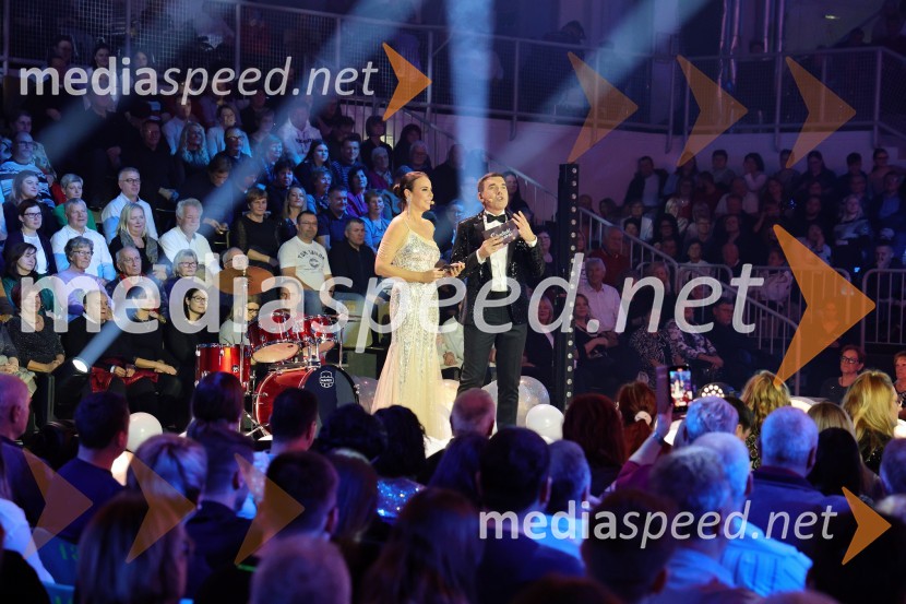  Lorella Flego, slovenska novinarka, modna urednica, televizijska moderatorka;  Mario Galunič, TV voditeljTradicionalni Silvestrski pozdrav v Mariboru