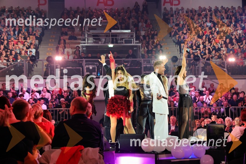  Natka Geržina, plesalka, Power Dancers;  Sebastian Podgornik, pevec in plesalecTradicionalni Silvestrski pozdrav v Mariboru