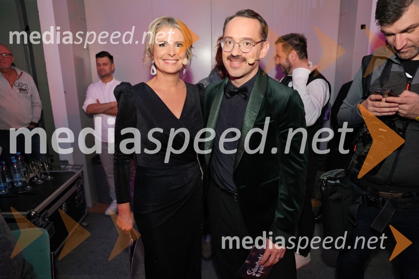  Bernarda Žarn, voditeljica;  Jože Robežnik,  televizijski voditeljTradicionalni Silvestrski pozdrav v Mariboru