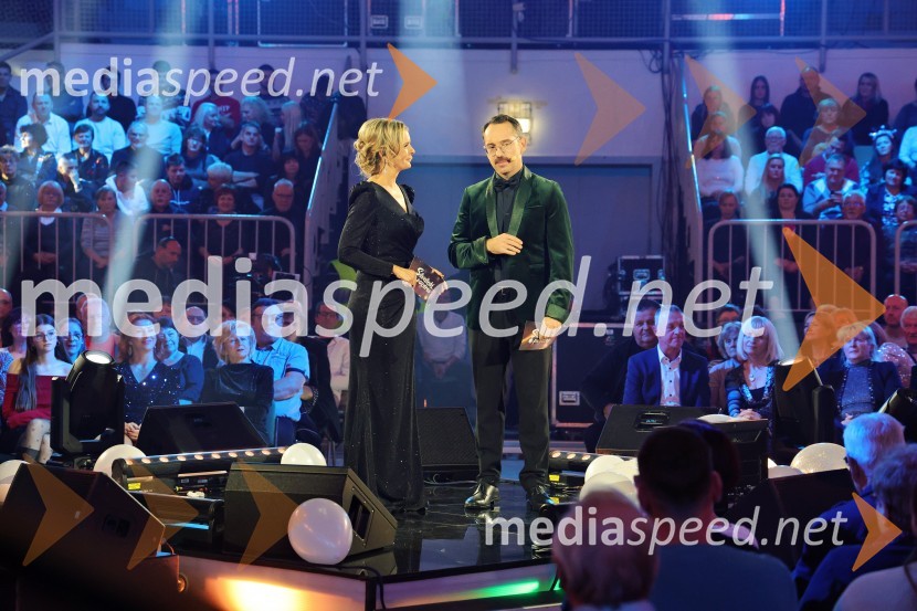  Bernarda Žarn, voditeljica;  Jože Robežnik,  televizijski voditeljTradicionalni Silvestrski pozdrav v Mariboru