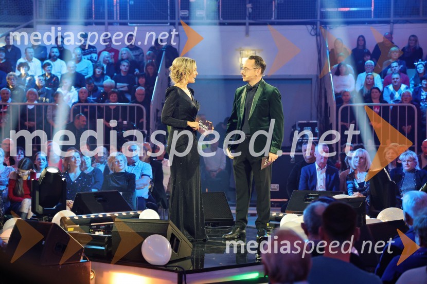  Bernarda Žarn, voditeljica;  Jože Robežnik,  televizijski voditeljTradicionalni Silvestrski pozdrav v Mariboru