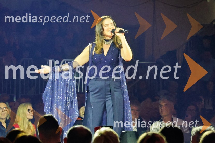  Nina Pušlar, pevkaTradicionalni Silvestrski pozdrav v Mariboru