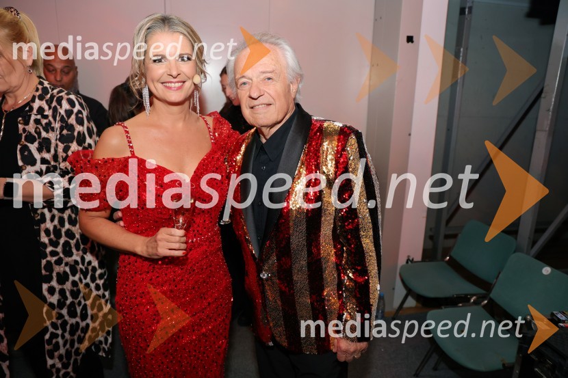  Bernarda Žarn, voditeljica;  Alfi Nipič, pevecTradicionalni Silvestrski pozdrav v Mariboru