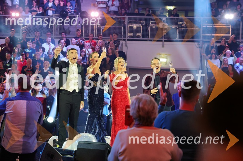  Mario Galunič, TV voditelj;  Lorella Flego, slovenska novinarka, modna urednica, televizijska moderatorka;  Bernarda Žarn, voditeljica;  Jože Robežnik,  televizijski voditeljTradicionalni Silvestrski pozdrav v Mariboru