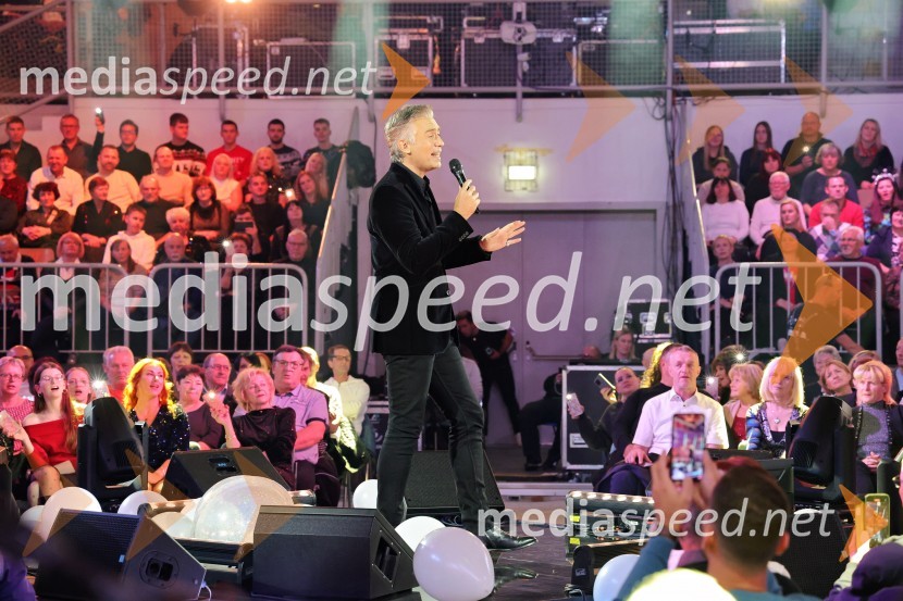  Jan Plestenjak, pevecTradicionalni Silvestrski pozdrav v Mariboru