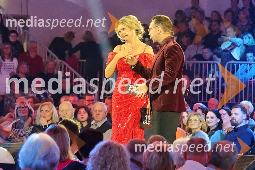  Bernarda Žarn, voditeljica;  Jože Robežnik,  televizijski voditeljTradicionalni Silvestrski pozdrav v Mariboru