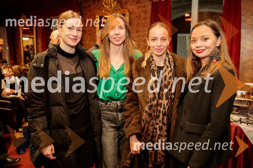  Julija Klavžar, igralka;  Nina  Kuclar Stiković, dramaturginja;  Lara Fortuna, igralka;  Judita Polak, igralkaRazodetje, premiera, Prešernovo gledališče Kranj