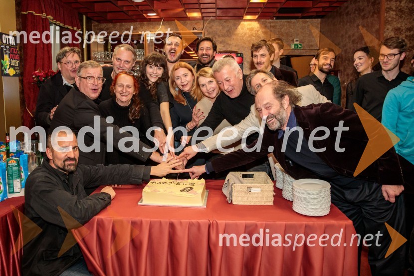  ... ;  Branko Šturbej, igralec;  Robert Waltl, direktor, Mini teater;  Mattias Andersson, igralec, režiser in dramatik;  Marinka Poštrak, dramaturginja, Prešernovo gledališče Kranj;  Živa Selan, igralka;  Blaž Setnikar, igralec;  Vesna  Jevnikar, igralka;  Darja Reichman, igralka;  Miha Rodman, igralec;  Ivica Buljan, režiser;  Rok Bozovičar, direktor, Prešernovo gledališče Kranj ;  ... ;  ... ;  ... ;  ... Razodetje, premiera, Prešernovo gledališče Kranj