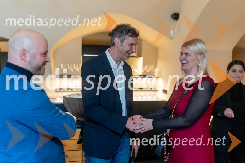  Matevž Frangež, državni sekretar;  Stojan Skalicky, Arhisol, d.o.o.;  Nina Gostenčnik, Pokrajinski arhiv MariborNovinarska konferenca s predstavitvijo prenovljene Hiše Najstarejše trte