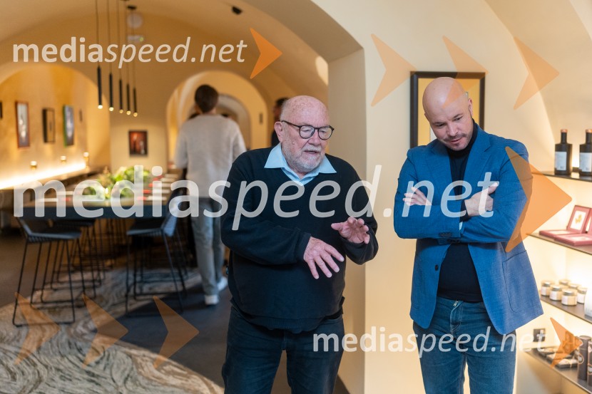  Igor Orešič, arhitekt, slikar ;  Matevž Frangež, državni sekretarNovinarska konferenca s predstavitvijo prenovljene Hiše Najstarejše trte