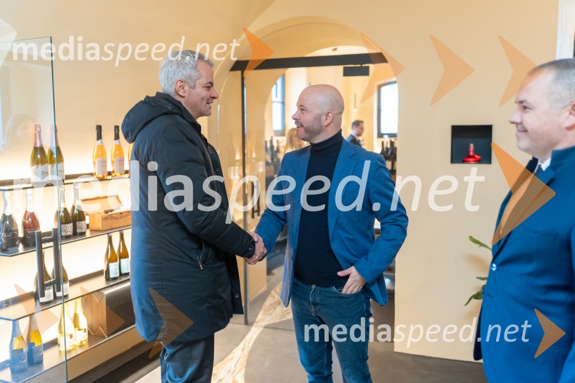  Aleksander Saša Arsenovič, župan, Mestna občina Maribor;  Matevž Frangež, državni sekretar;  Jure Struc, direktor, Zavod za turizem MariborNovinarska konferenca s predstavitvijo prenovljene Hiše Najstarejše trte