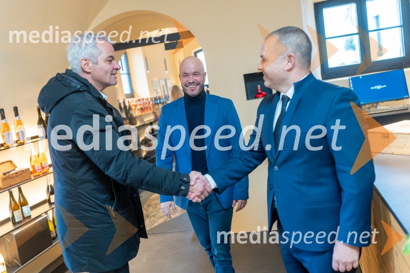 Aleksander Saša Arsenovič, župan, Mestna občina Maribor;  Matevž Frangež, državni sekretar;  Jure Struc, direktor, Zavod za turizem MariborNovinarska konferenca s predstavitvijo prenovljene Hiše Najstarejše trte