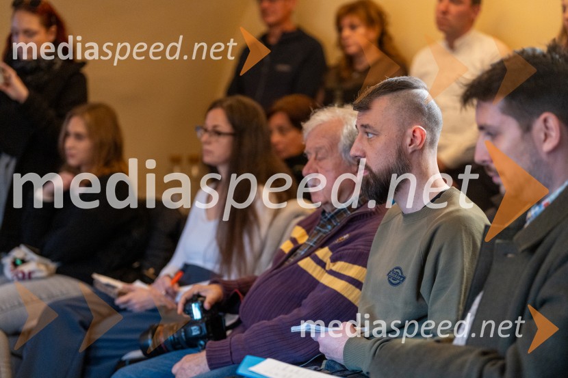  Rade  Bakračevič, predsednik Nadzornega odbora Zveze Srbov Slovenije, fotograf;  ... Novinarska konferenca s predstavitvijo prenovljene Hiše Najstarejše trte